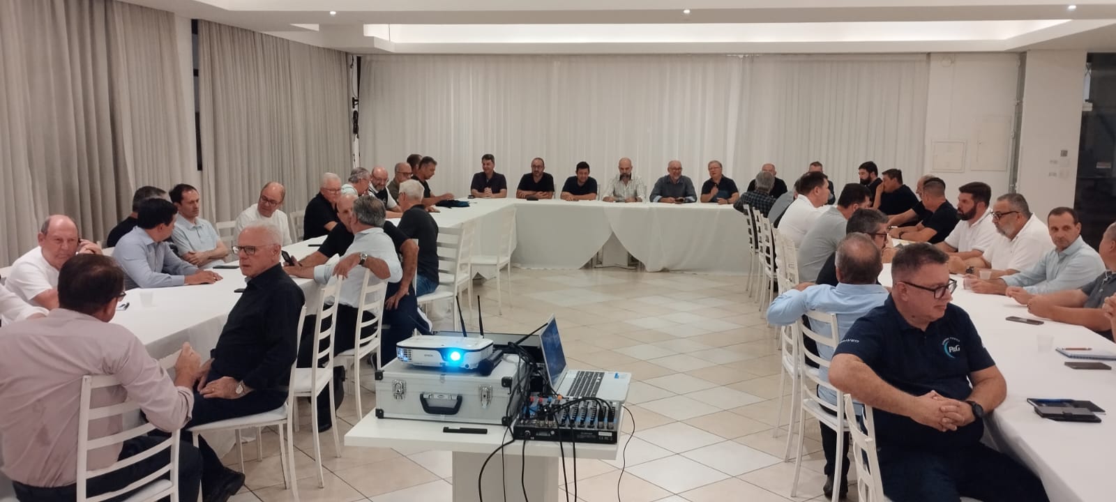 Veneráveis e Oficiais da 1ª e 6ª Mesorregiões participam de reunião em Florianópolis